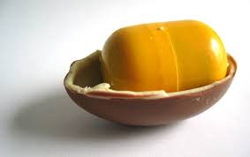 http://tbn1.google.com/images?q=tbn:IjmBcM0JfEMTAM:http://upload.wikimedia.org/wikipedia/commons/f/fc/Kinder_Surprise_halved.jpg