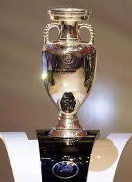 http://tbn1.google.com/images?q=tbn:gmDNeHgMSEZ-UM:http://www.diariosdefutbol.com/images/2008/06/eurocopa_trofeo.jpg