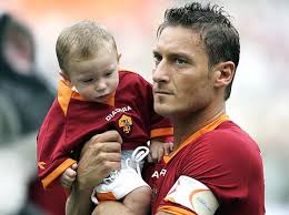 http://tbn1.google.com/images?q=tbn:hP4V-OjdJv5eJM:http://www.forza-roma.com/wp-content/uploads/francesco_cristian_totti_3.jpg