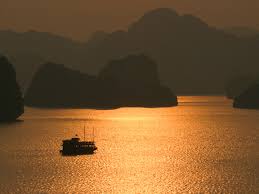 http://tbn1.google.com/images?q=tbn:lzGpd0rgyHW90M:http://www.richard-seaman.com/Wallpaper/Travel/Asia/HalongBaySunset.jpg