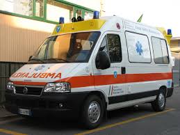 ambulanza1 Valle di Fiemme, ragazzo di Panchià colpito ad un occhio da petardo.