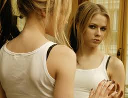http://tbn1.google.com/images?q=tbn:BmWVQPUugdLm2M:http://files.ducat.kz/data/media/11/avril-lavigne-140-n24350.jpg