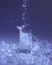 أهمية شرب الماء: Water_glass_ice
