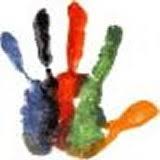 arte contra discriminación una mano coloreada