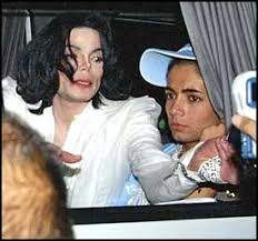 Se llama Omer Bhatti,