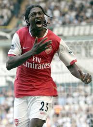 Adebayor, spits van Arsenal, is sleutel in spitsen carousel.